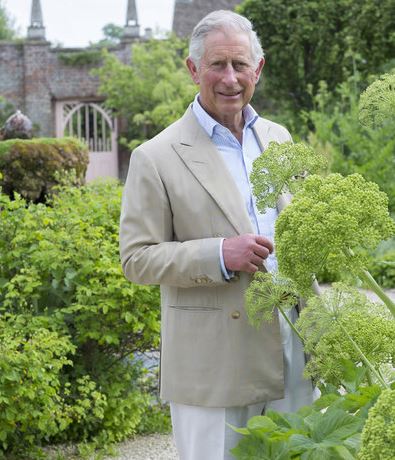 Περιοδικό δείχνει τον πρίγκιπα Κάρολο να φιλιέται με άνδρα στο στόμα – ΦΩΤΟ