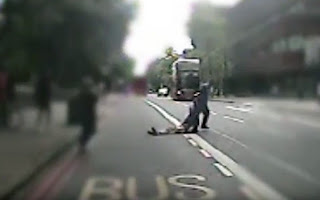 Τον χτύπησε, τον έσυρε στο δρόμο και τον εγκατέλειψε μπροστά από ένα λεωφορείο – ΒΙΝΤΕΟ