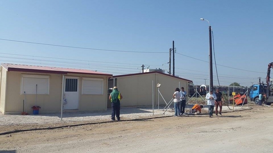 Πρόσφυγες έφυγαν από το Δερβένι και ξεκίνησαν με τα πόδια για τη Θεσσαλονίκη – ΤΩΡΑ