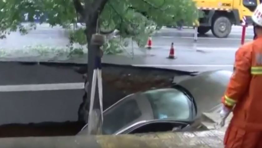 Ο δρόμος “κατάπιε” τέσσερα αυτοκίνητα στην Κίνα – ΒΙΝΤΕΟ