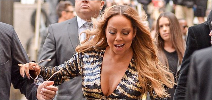 Το ατύχημα της Μαράια Κάρεϊ με τα ψηλοτάκουνα στο κόκκινο χαλί – ΦΩΤΟ