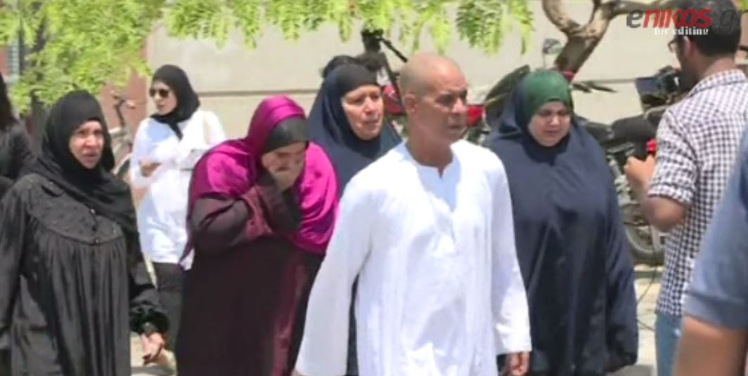 Τραγικές φιγούρες οι συγγενείς των θυμάτων του αεροσκάφους της EgyptAir – ΒΙΝΤΕΟ