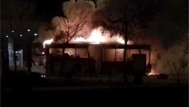 Επίθεση με βόμβες μολότοφ σε λεωφορείο στο ύψος του Πολυτεχνείου