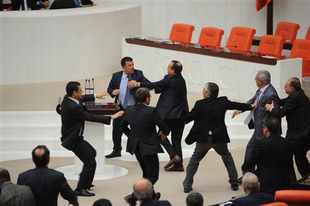 Νέες συμπλοκές στην τουρκική Εθνοσυνέλευση – ΒΙΝΤΕΟ