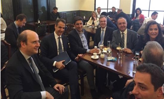 Στιγμές χαλάρωσης για τον Μητσοτάκη στο καφενείο της Βουλής – ΦΩΤΟ