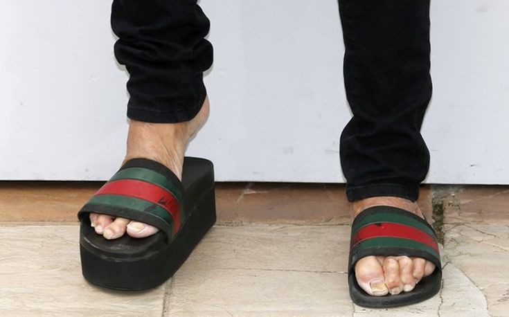 Ποιος διάσημος ροκ σταρ εμφανίστηκε με σαγιονάρες στις Κάννες; – ΦΩΤΟ