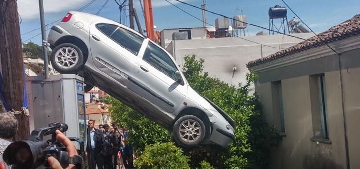 Αυτοκίνητο “προσγειώθηκε” σε αυλή σπιτιού στην Μυτιλήνη – ΦΩΤΟ