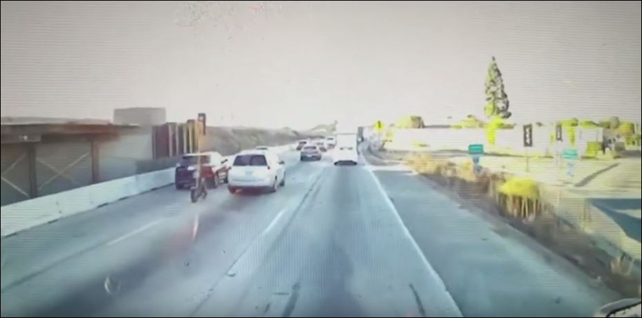 Κινηματογραφικός καυγάς μοτοσικλετιστή και οδηγού έπειτα από ατύχημα – ΒΙΝΤΕΟ