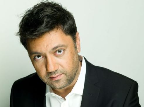 Διαγωνιζόμενος του “X- Factor” κλώτσησε το σταντ του μικροφώνου – BINTEO