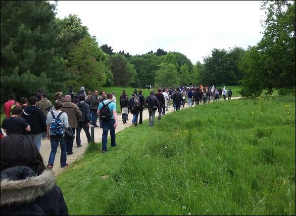 Μέσα από τα χωράφια φτάνουν στα μπλόκα οι διαδηλωτές στη Γαλλία – ΦΩΤΟ