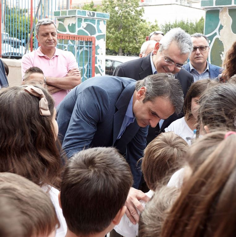 Ο Μητσοτάκης “επέστρεψε” στα θρανία – ΦΩΤΟ