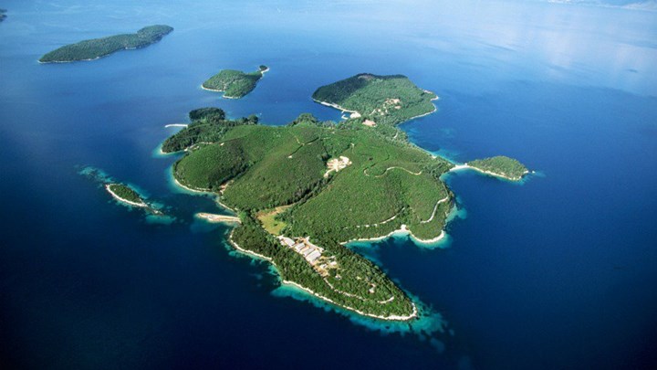 Guardian: Πωλούνται ελληνικά νησιά, ξενοδοχεία και ιστορικές τοποθεσίες