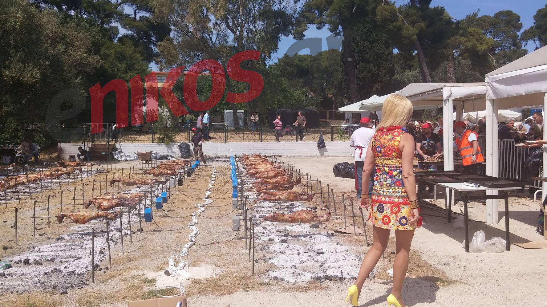 Η Πατούλη ποζάρει με τους οβελίες στο Μαρούσι – ΦΩΤΟ