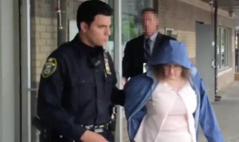 Πρόστιμο σε δασκάλα που έκανε σεξ με 17χρονο μαθητή σε νεκροταφείο – ΒΙΝΤΕΟ