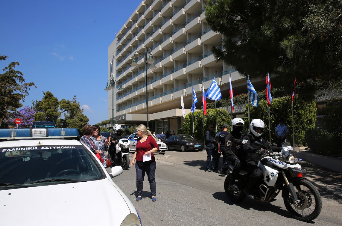 Ελεύθεροι σκοπευτές γύρω από το ξενοδοχείο που θα μείνει ο Πούτιν – ΒΙΝΤΕΟ