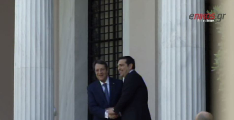 Σε εξέλιξη η συνάντηση Τσίπρα-Αναστασιάδη – ΒΙΝΤΕΟ