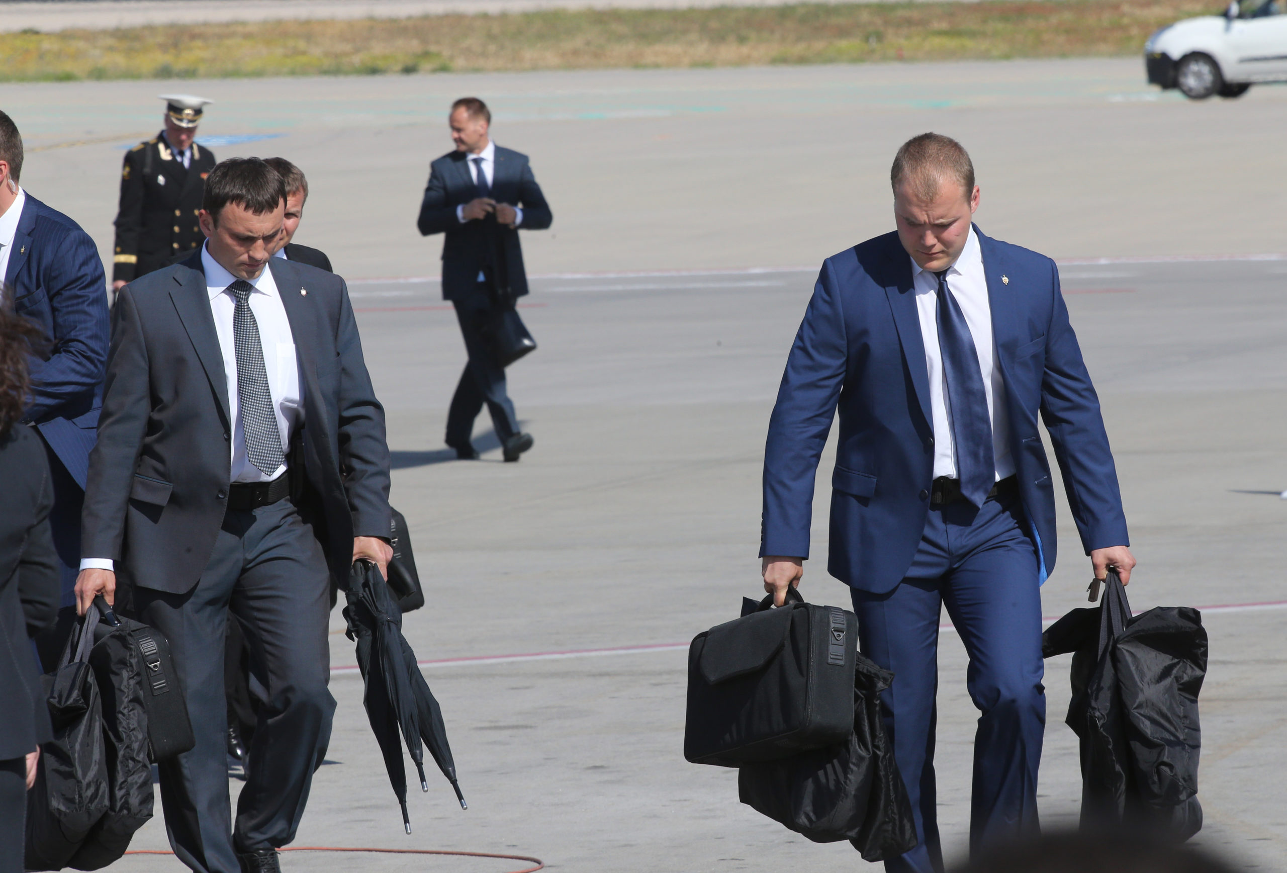 Οι Ρώσοι έφεραν μαζί τους… ομπρέλες – ΦΩΤΟ