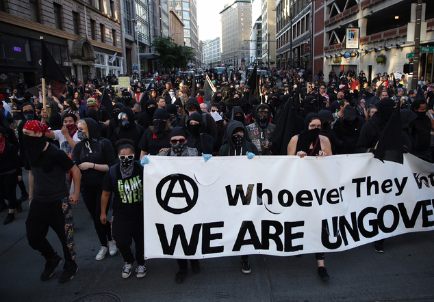 Επεισόδια στις ΗΠΑ με τραυματίες και συλλήψεις σε πορεία για την Πρωτομαγιά – ΦΩΤΟ