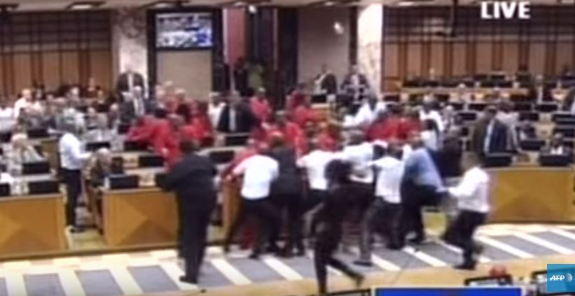 Ξύλο στο κοινοβούλιο της Νότιας Αφρικής – ΒΙΝΤΕΟ