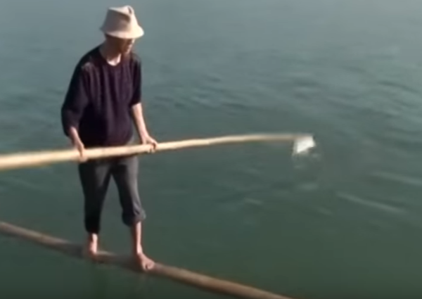 Πηγαίνει στη δουλειά του πάνω σε ένα καλάμι μπαμπού – ΒΙΝΤΕΟ