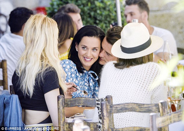 Ο Ορλάντο Μπλουμ και η Κέιτι Πέρι πιο ερωτευμένοι από ποτέ – ΦΩΤΟ