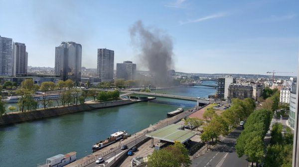 Συναγερμός στο Παρίσι – Αυτοκίνητο τυλίχθηκε στις φλόγες – ΦΩΤΟ