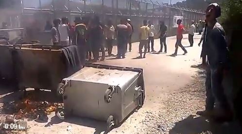 Φωτιά σε κάδους απορριμμάτων έβαλαν πρόσφυγες στη Μόρια – ΒΙΝΤΕΟ