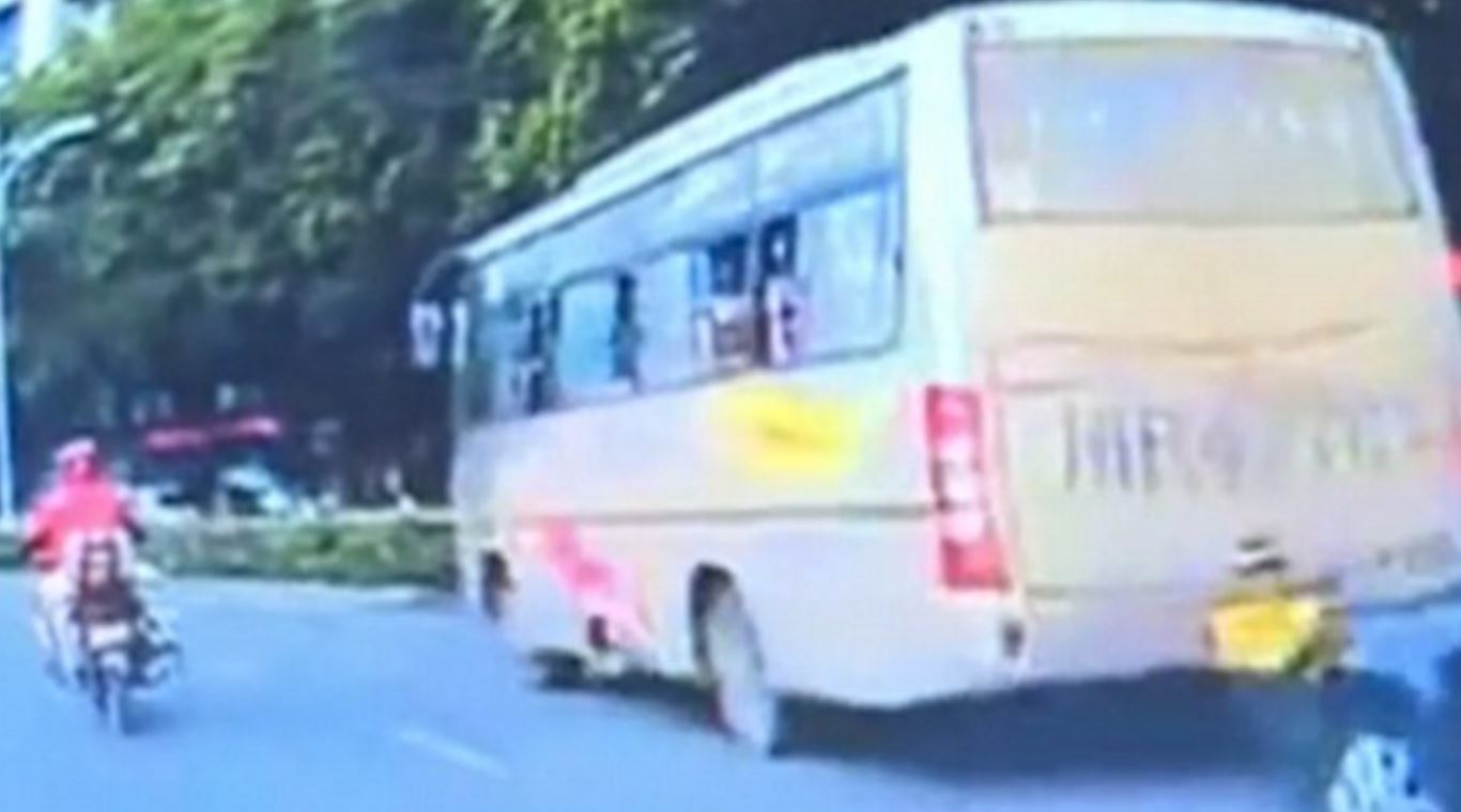 Από θαύμα γλύτωσε ένα κοριτσάκι με μια επικίνδυνη και απρόσεκτη μητέρα – ΒΙΝΤΕΟ