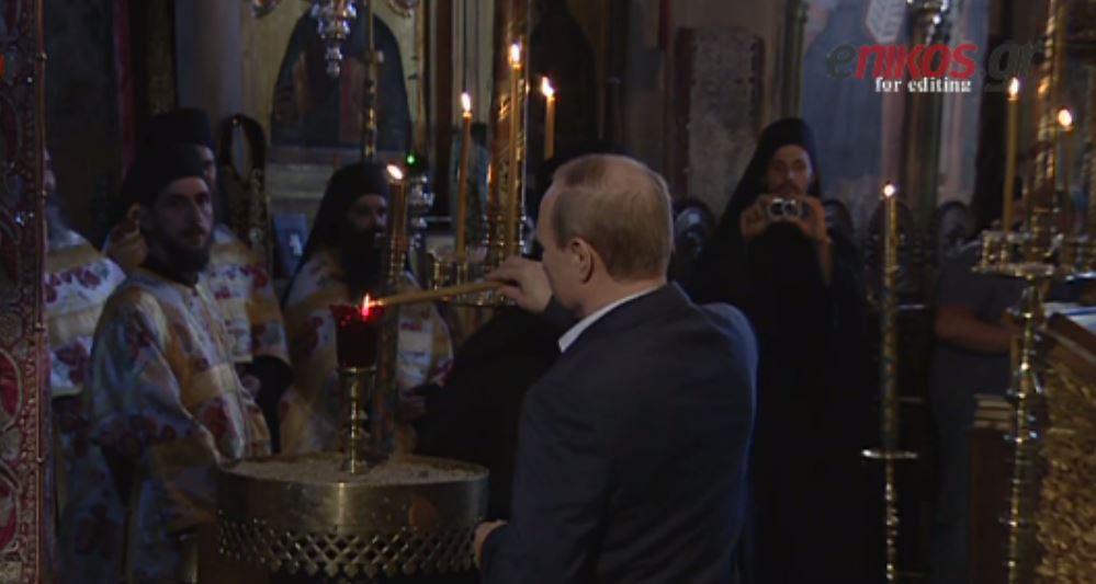 Ο Πούτιν άναψε κερί στον ιερό ναό Πρωτάρχου – ΒΙΝΤΕΟ