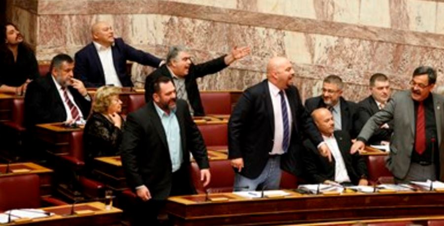 Καρέ – καρέ το επεισόδιο στη Βουλή με βουλευτές της ΧΑ – ΦΩΤΟ