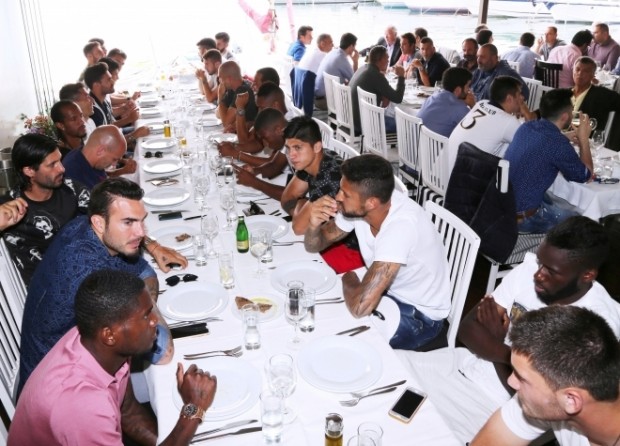 «Ερυθρόλευκο» γεύμα ενόψει τελικού – ΒΙΝΤΕΟ