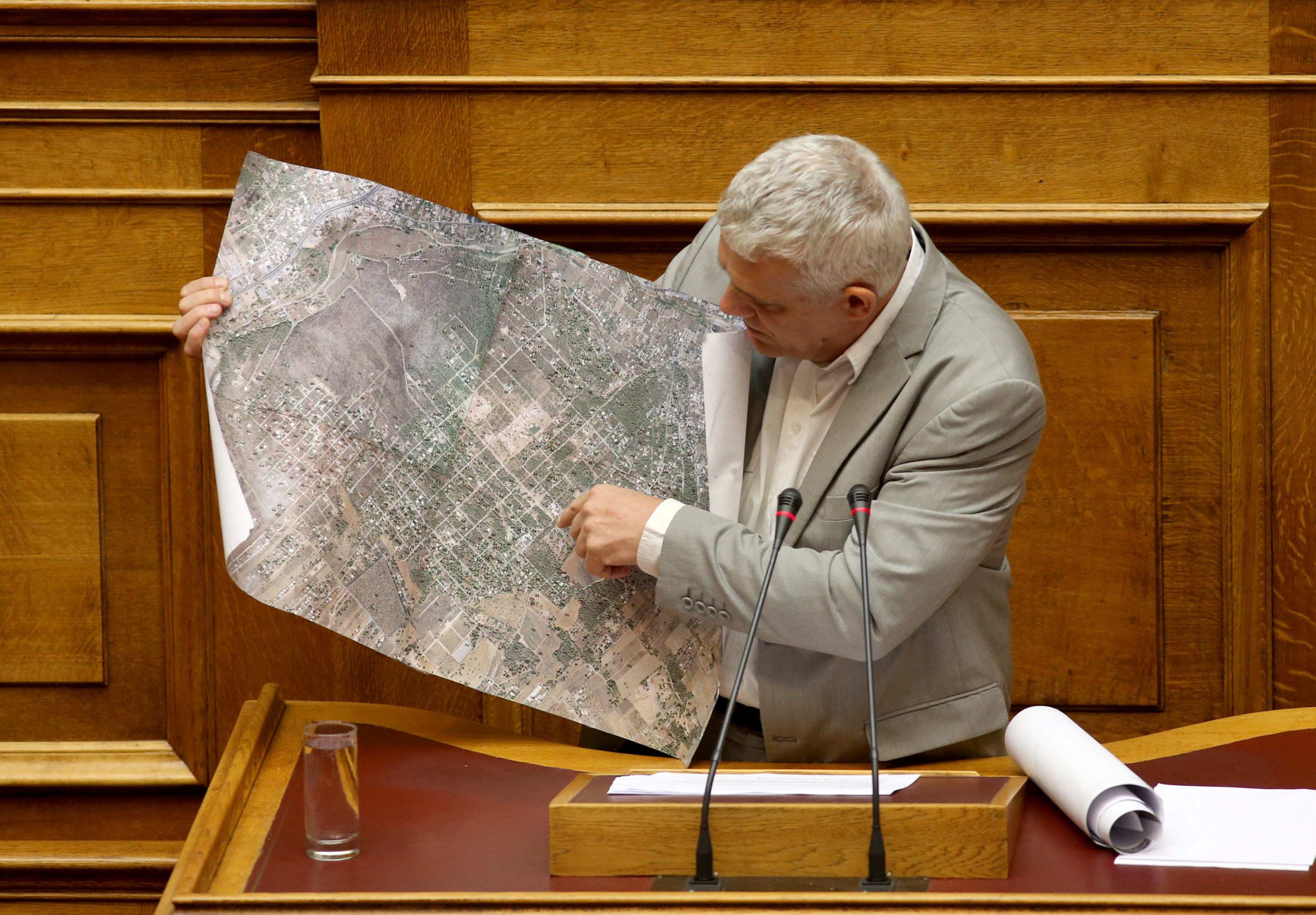 Ο Τσιρώνης ξεδίπλωσε έναν χάρτη στο βήμα της βουλής – ΒΙΝΤΕΟ
