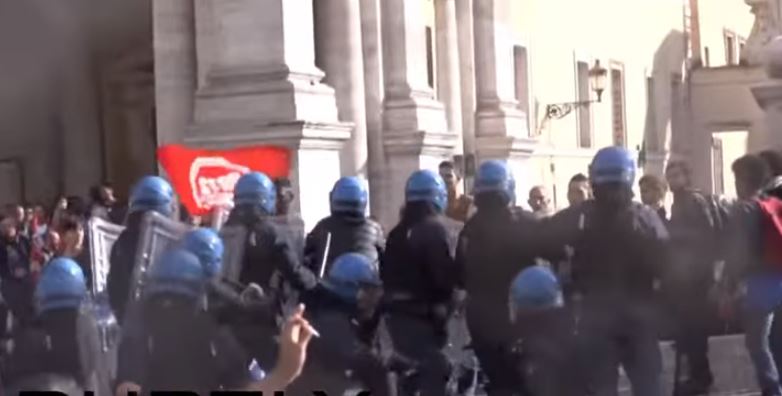 Αντλίες νερού κατά διαδηλωτών από την ιταλική αστυνομία – BINTEO
