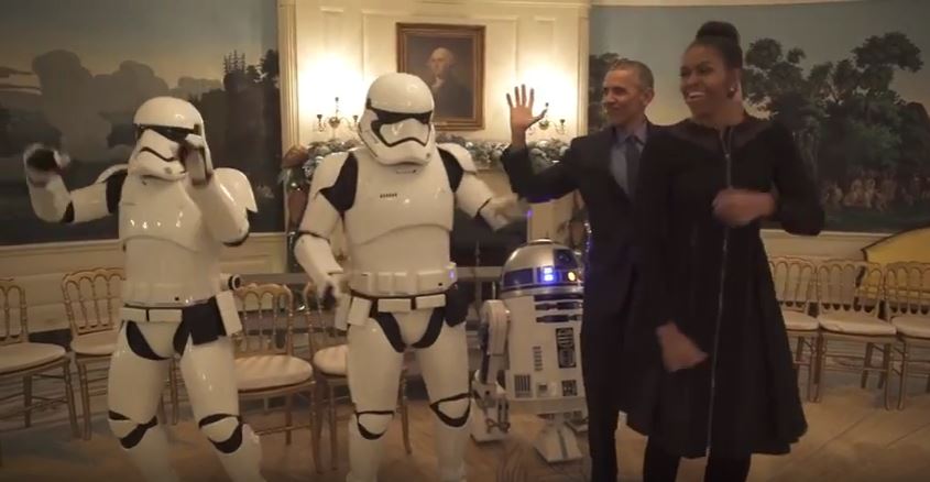 Ο Μπάρακ και η Μισέλ Ομπάμα χορεύουν με στρατιώτες του Star Wars – BINTEO