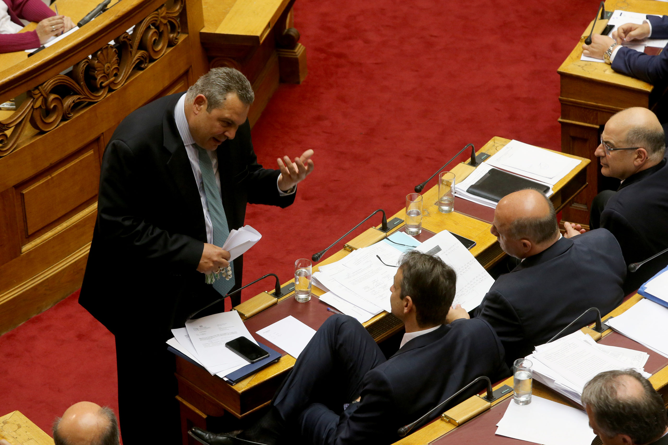 Τετ α τετ Μητσοτάκη – Καμμένου στη βουλή – ΦΩΤΟ