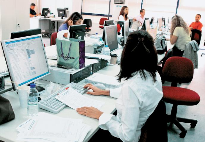 Μειώσεις μισθών και μαζικές απολύσεις στο Δημόσιο