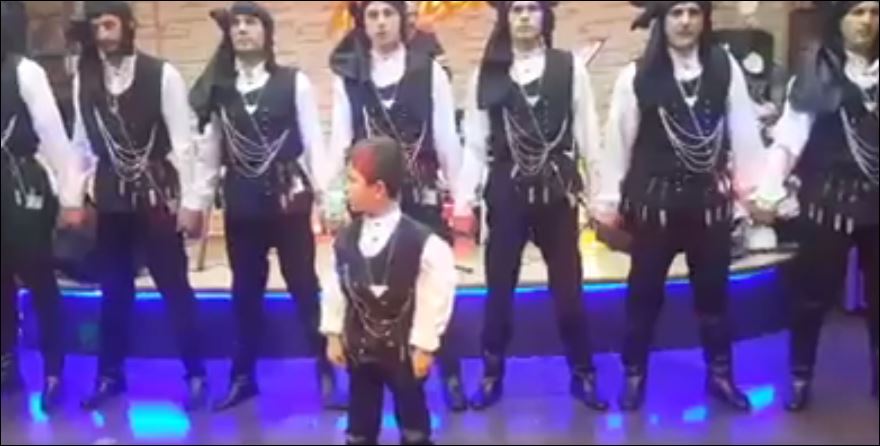 Ο μικρός χορευτής που μάγεψε το Facebook – ΒΙΝΤΕΟ