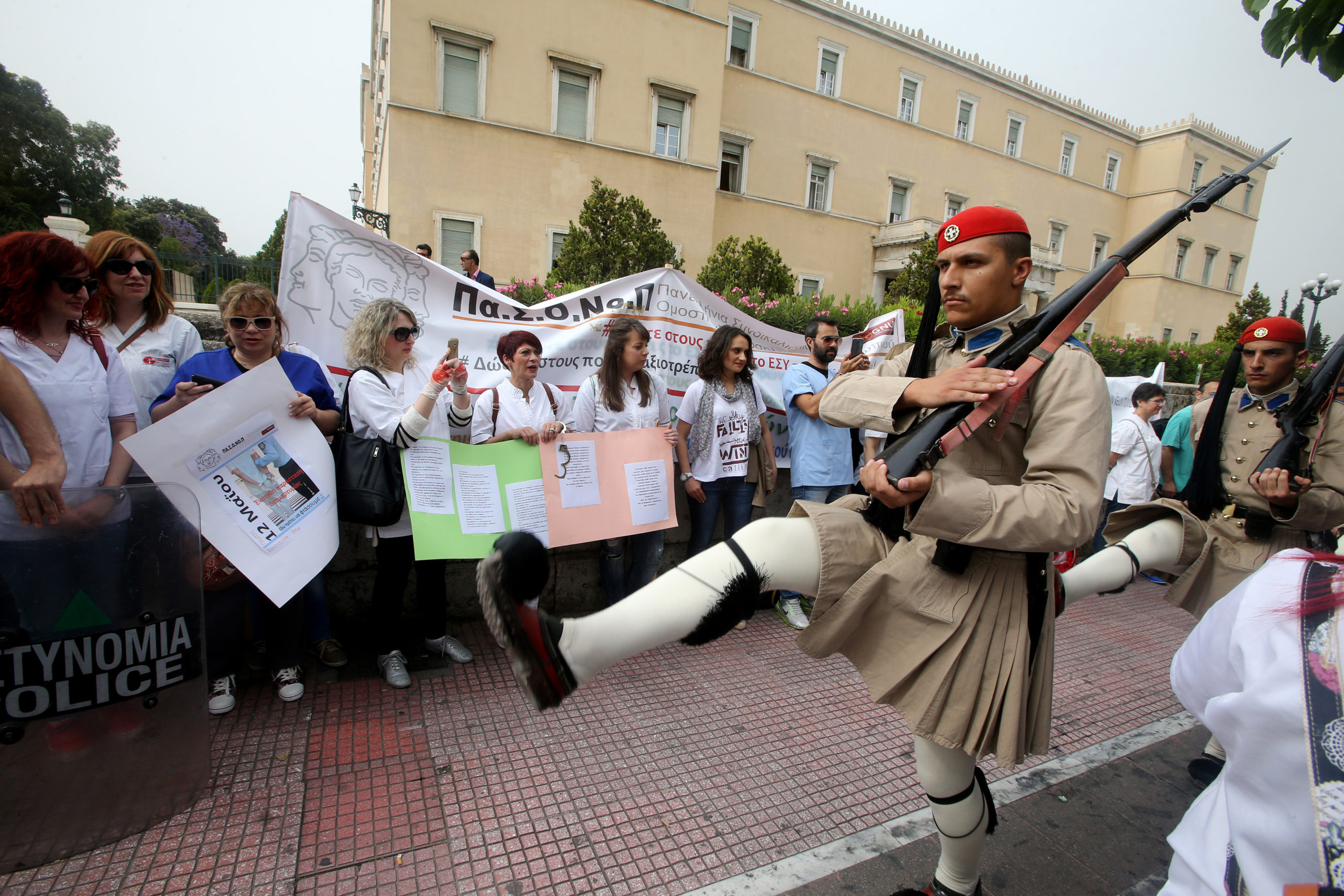 Νοσηλευτές με “ματωμένα” γάντια διαμαρτυρήθηκαν έξω από τη Βουλή – ΦΩΤΟ