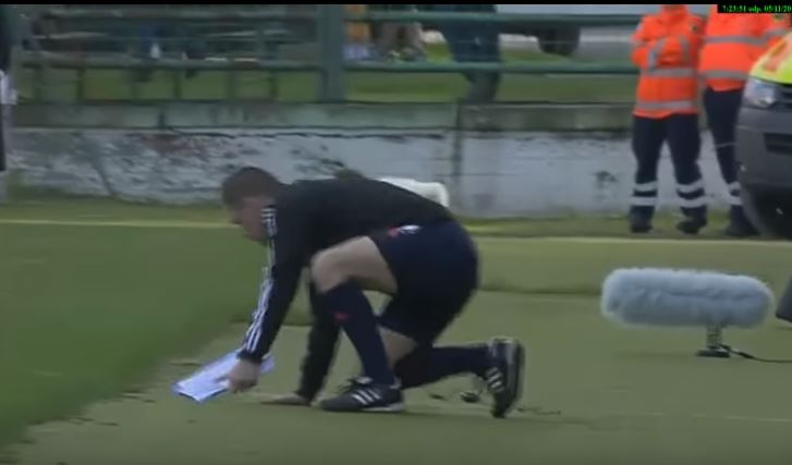 Μεθυσμένος βοηθός διαιτητή σε αγώνα ποδοσφαίρου στην Τσεχία – ΒΙΝΤΕΟ