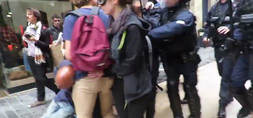 Γαλλία: ΑμεΑ διαδηλωτής στο έδαφος από τις δυνάμεις καταστολής – ΒΙΝΤΕΟ