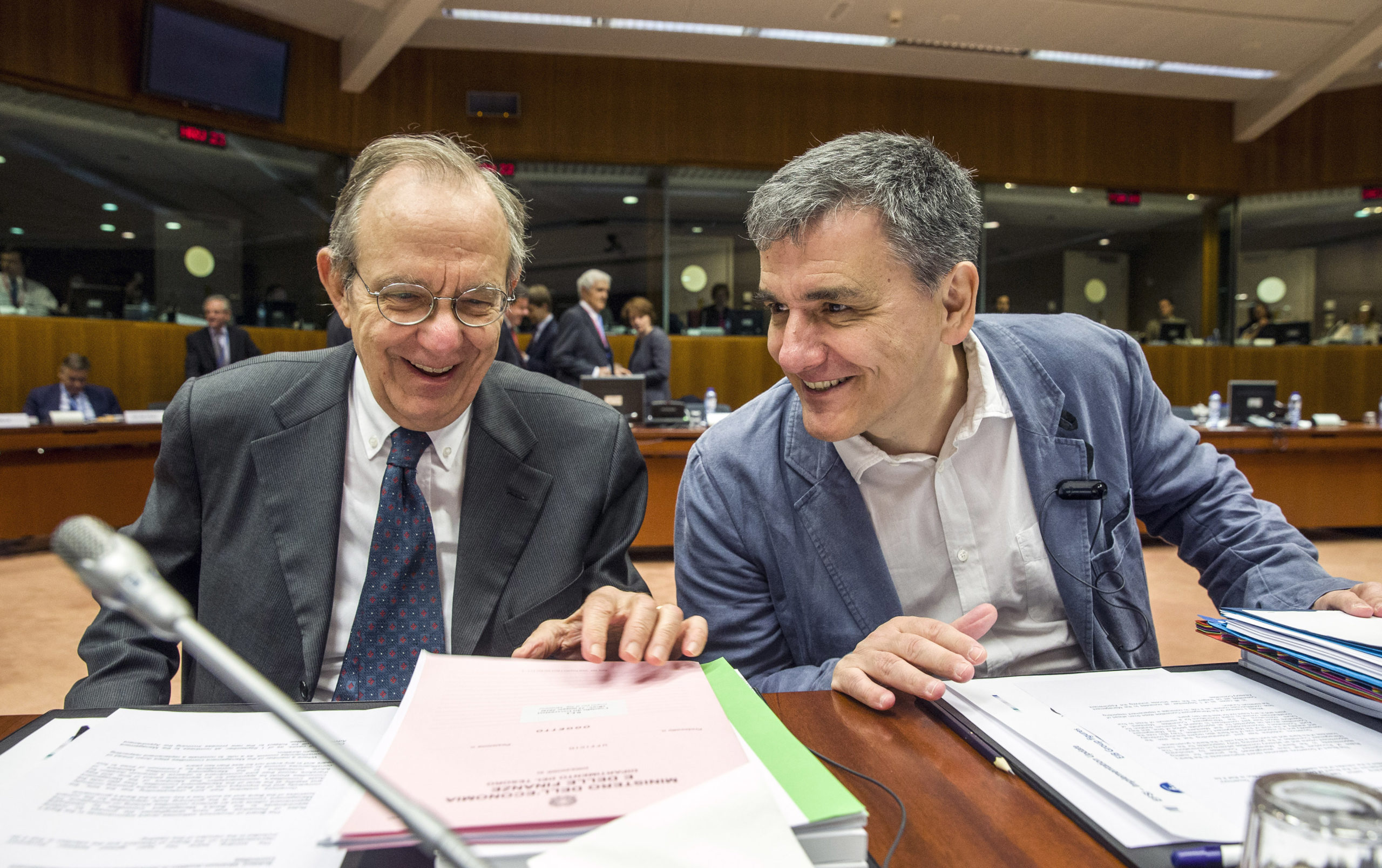 Χαμογελαστός μετά τη συμφωνία ο Τσακαλώτος στο ECOFIN – ΦΩΤΟ