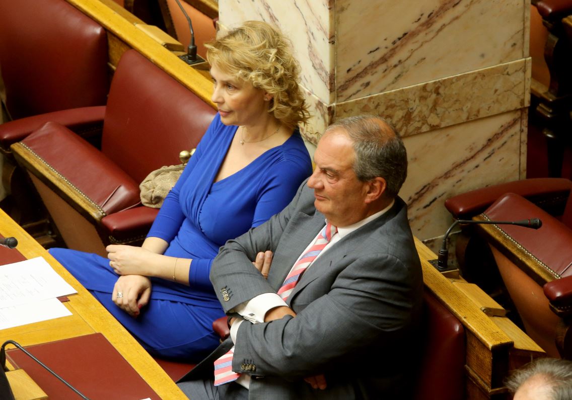 Στα πίσω έδρανα της βουλής ο Καραμανλής – ΦΩΤΟ