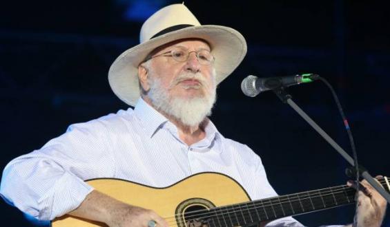 Ο Διονύσης Σαββόπουλος στην πλατεία της Νέας Σμύρνης