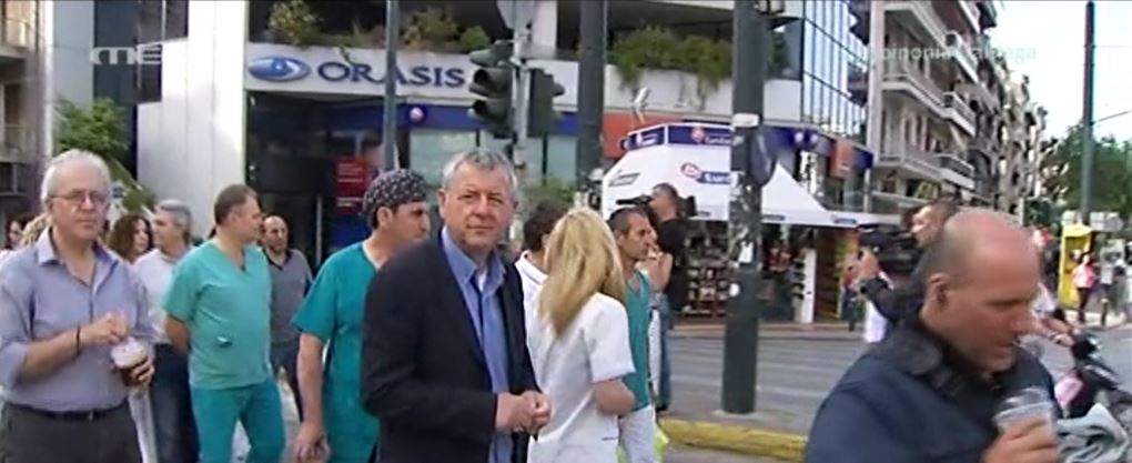 Συμβολικός αποκλεισμός της Κηφισίας από τους εργαζόμενους του Ερυθρού Σταυρού – ΤΩΡΑ