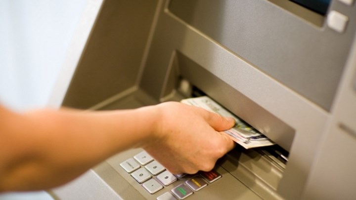 Πώς θα προστατευθείτε από τις κατασχέσεις της εφορίας στους τραπεζικούς λογαριασμούς