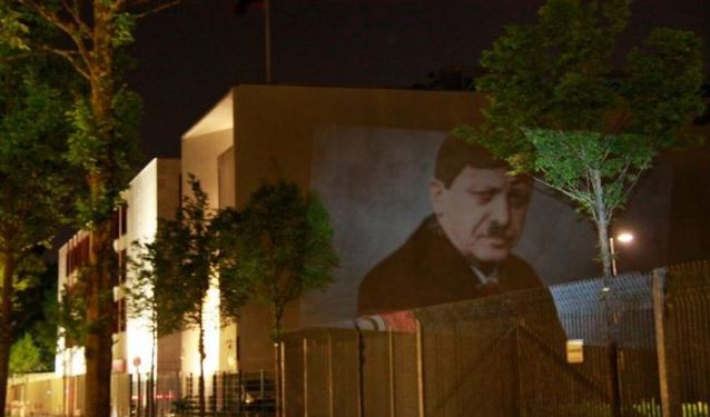 Έξαλλος ο Ερντογάν από την μεταμόρφωση του σε Χίτλερ στην τουρκική πρεσβεία στο Βερολίνο – ΦΩΤΟ