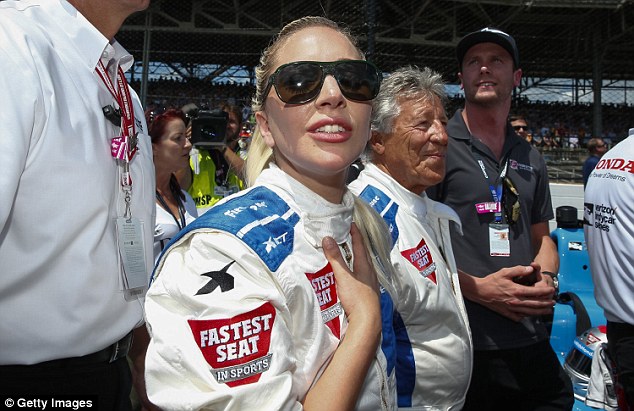 Η Lady Gaga οδηγός σε μονοθέσιο – ΒΙΝΤΕΟ