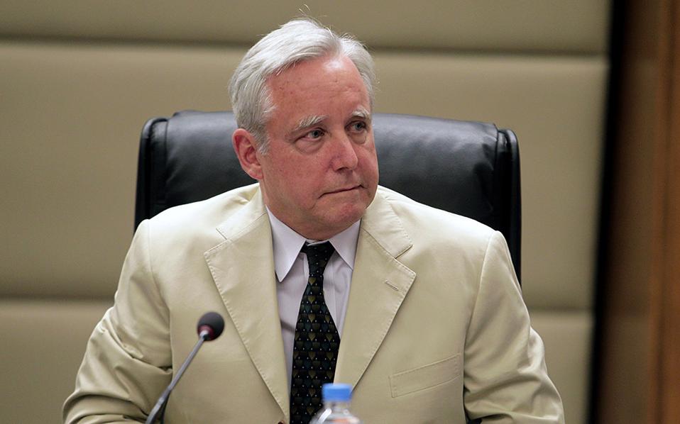 Κερί για το σημερινό Eurogroup άναψε ο Αμερικανός πρέσβης Ντέιβιντ Πιρς – ΦΩΤΟ