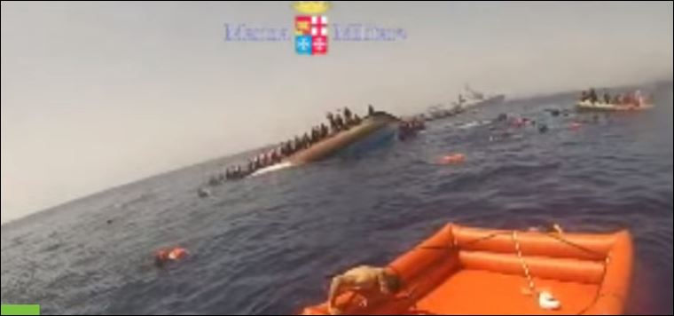 Σοκάρει το ΒΙΝΤΕΟ από την ανατροπή σκάφους με 550 μετανάστες