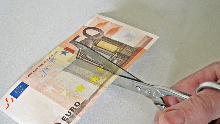 Κοντά σε συμφωνία για αυτόματο “κόφτη” σε μισθούς και συντάξεις